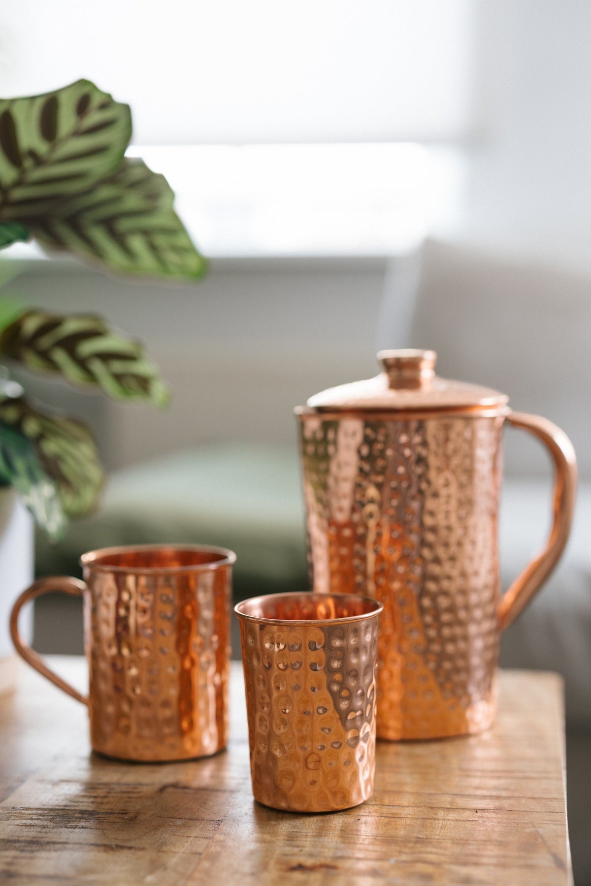 Vaso de cobre Kopero Martillado, junto a una taza y una jarra del mismo cobre