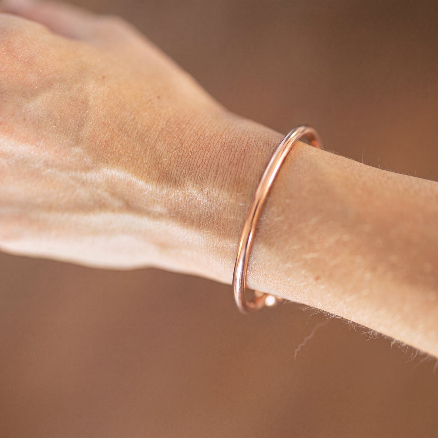 Kopero Premium Pulsera de Cobre Redonda, foto detallada del brazalete redondo y liso sobre la piel