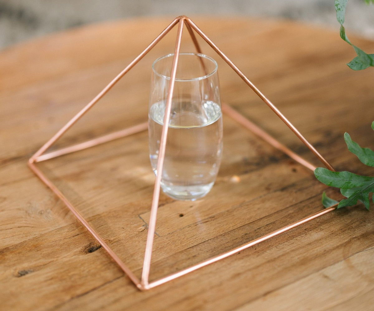 ¿Cómo se usa una pirámide de cobre? Colocación, orientación y ritual