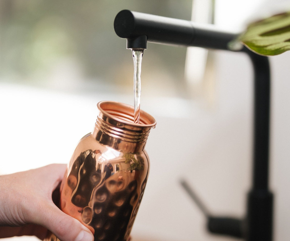 Microplásticos y tu botella: lo que cambia el material