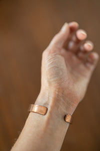 Kopero Premium Pulsera de Cobre Lisa, foto detallada de los extremos abiertos del brazalete liso