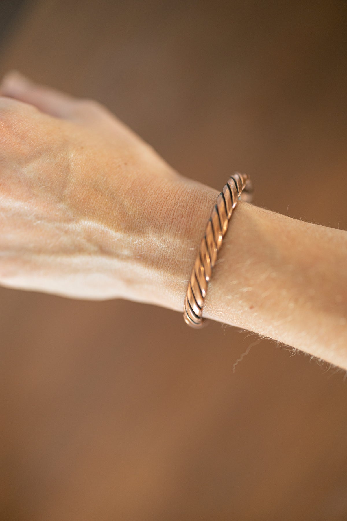 Kopero Premium Pulsera de Cobre Trenzada, foto detallada del alambre de cobre trenzado en la muñeca