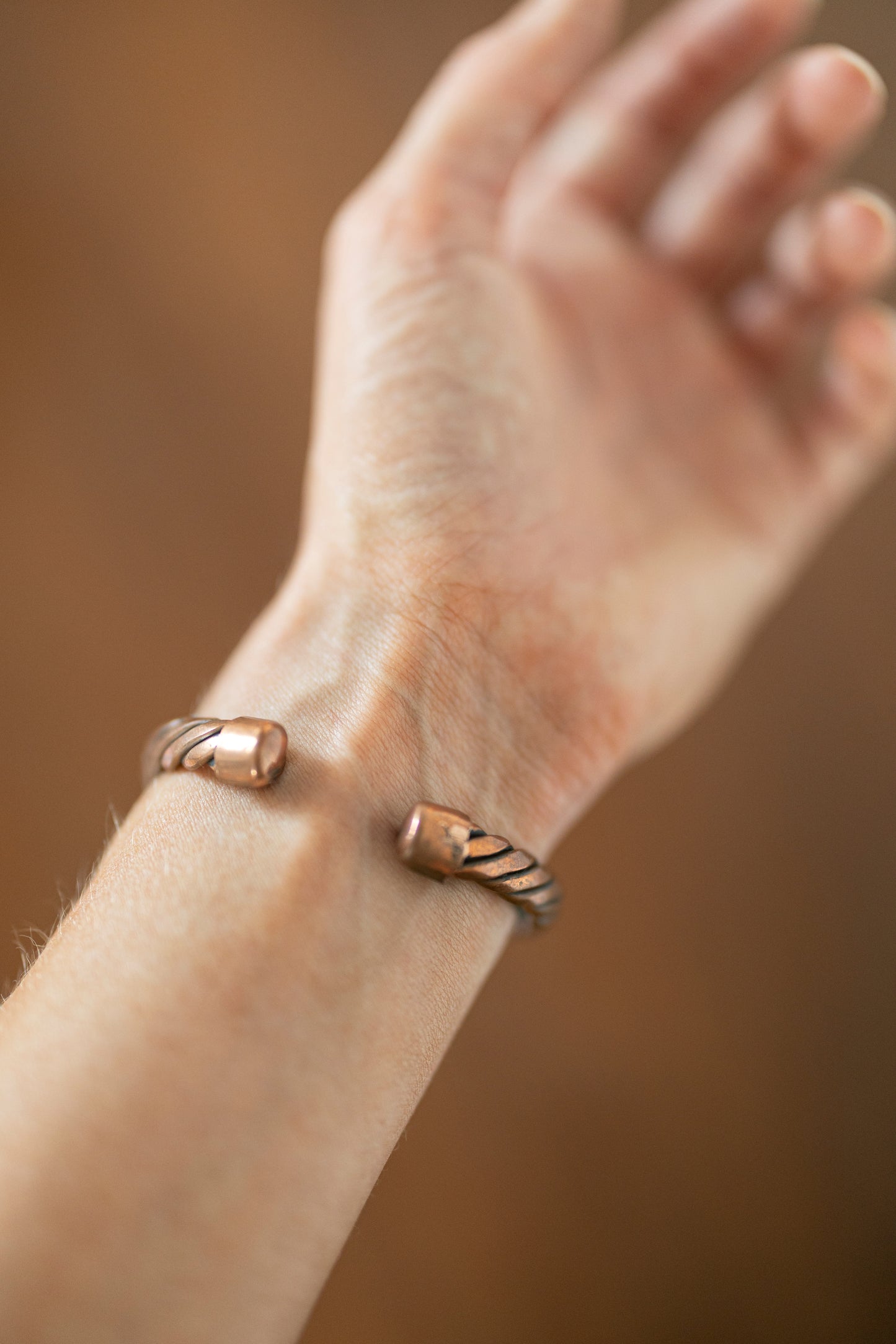 Kopero Premium Pulsera de Cobre Trenzada, primer plano de los extremos abiertos del brazalete