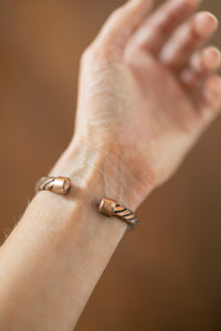 Kopero Premium Pulsera de Cobre Trenzada, primer plano de los extremos abiertos del brazalete