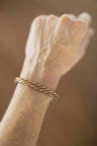 Pulsera de Cobre Kopero Trenzada en la muñeca, primer plano del alambre de cobre trenzado