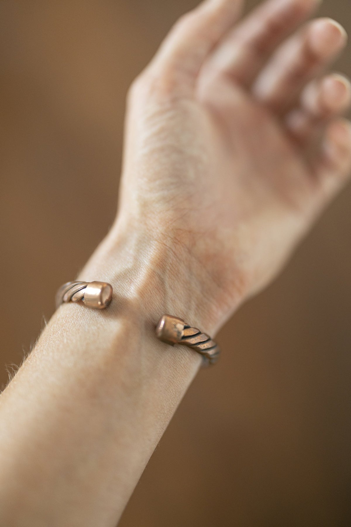 Pulsera de Cobre Kopero Trenzada, foto de detalle de los extremos abiertos del brazalete