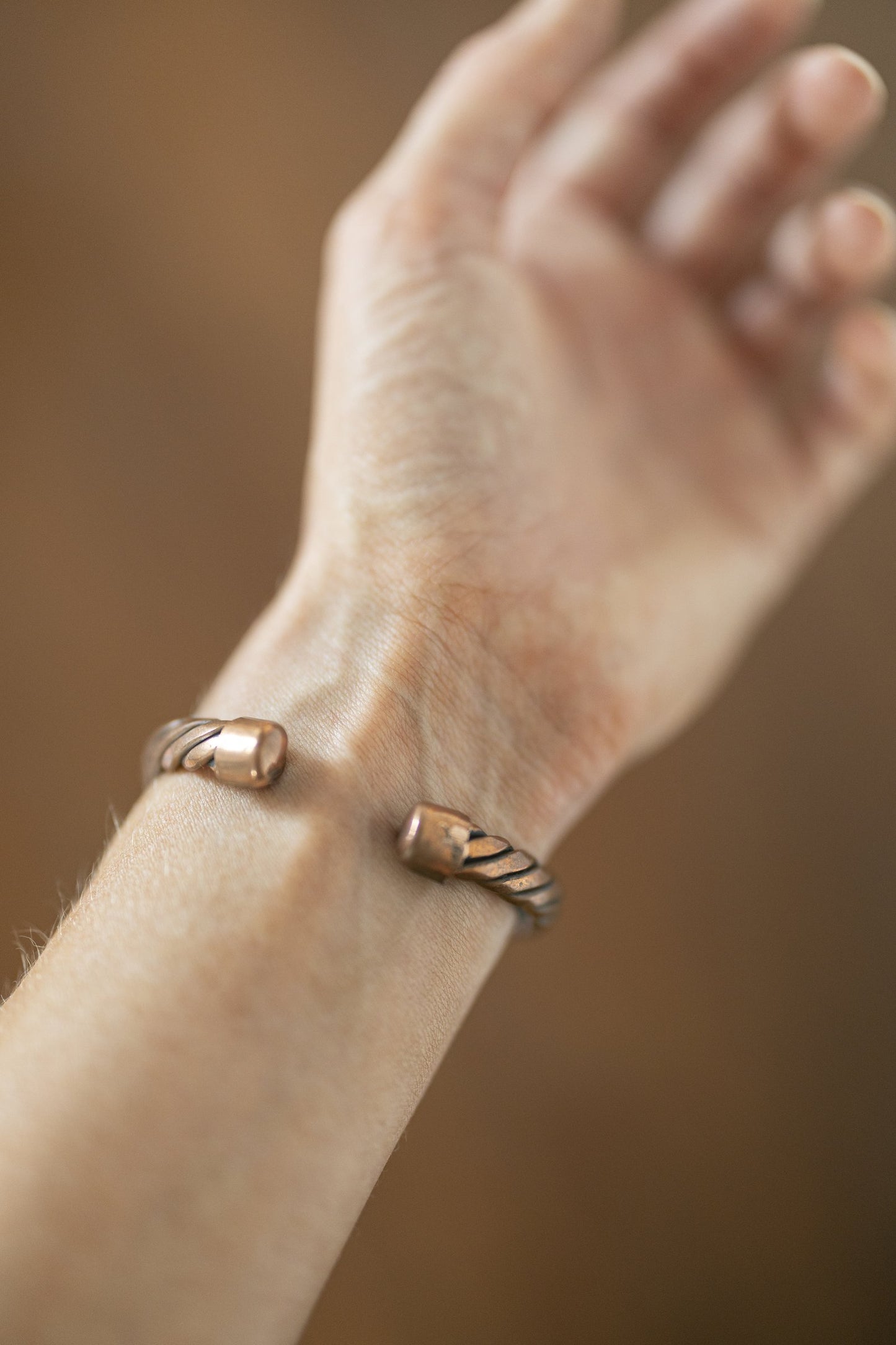 Pulsera de Cobre Kopero Trenzada, foto de detalle de los extremos abiertos del brazalete