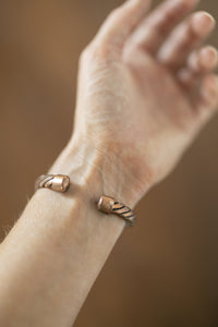 Pulsera de Cobre Kopero Trenzada, foto de detalle de los extremos abiertos del brazalete