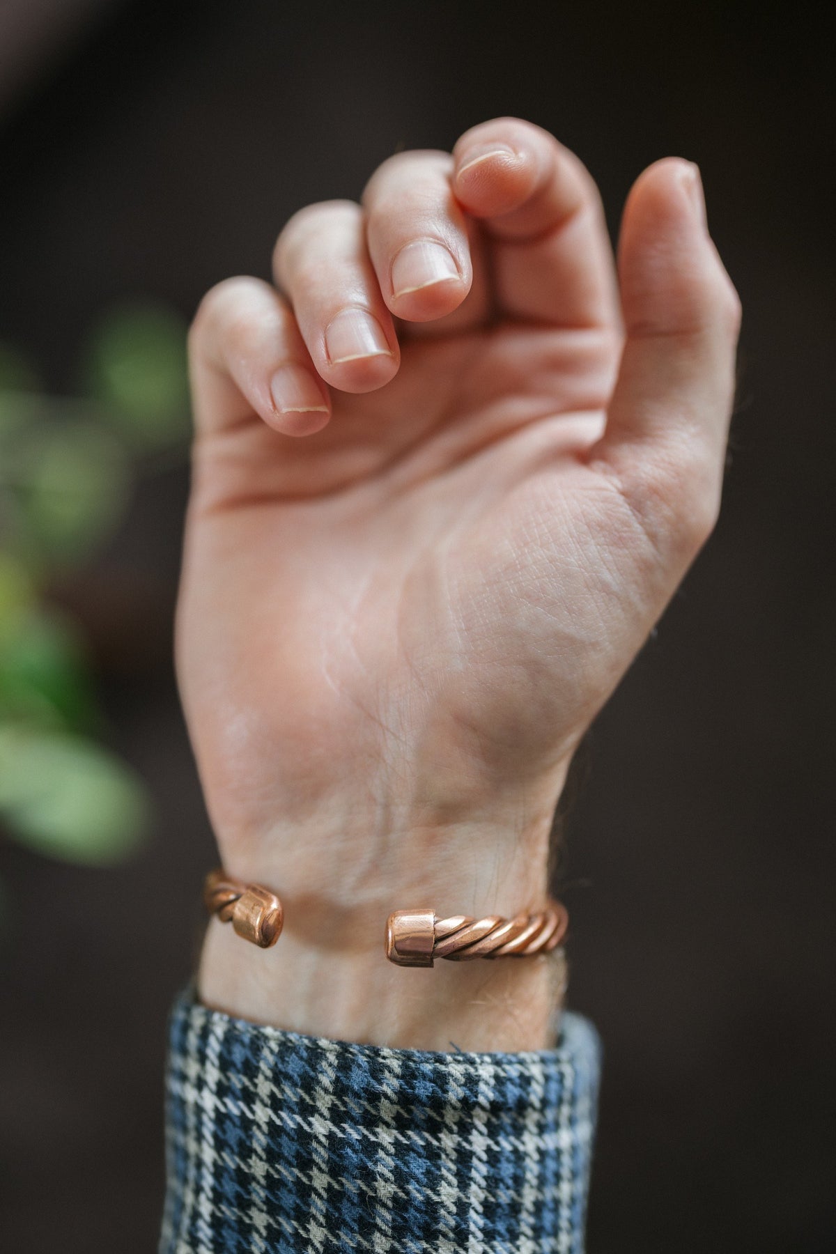 Pulsera de cobre Kopero Trenzado, en la muñeca, con los extremos del alambre trenzado visibles