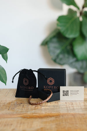 Pulsera de cobre Kopero Trenzado, con la caja negra, la bolsa de terciopelo y la tarjeta de agradecimiento