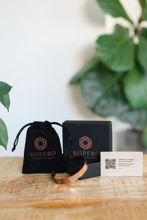 Pulsera de cobre Kopero Martillado, con la caja negra, la bolsa de terciopelo y la tarjeta de agradecimiento