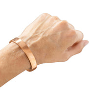 Pulsera de Cobre Kopero Lisa en la muñeca, brazalete plano de cobre puro