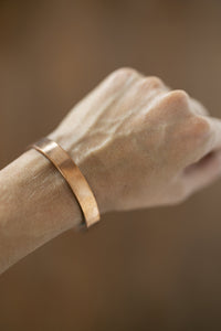 Pulsera de Cobre Kopero Lisa en la muñeca, primer plano del brazalete plano de cobre