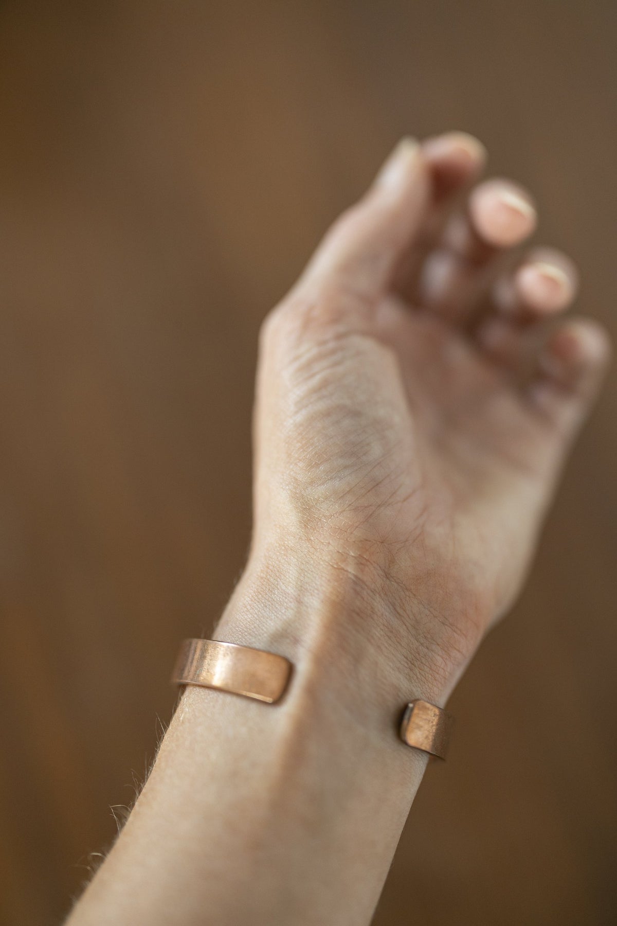Pulsera de Cobre Kopero Lisa, foto de detalle de los extremos abiertos del brazalete