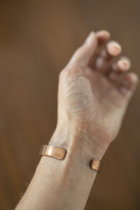 Pulsera de Cobre Kopero Lisa, foto de detalle de los extremos abiertos del brazalete