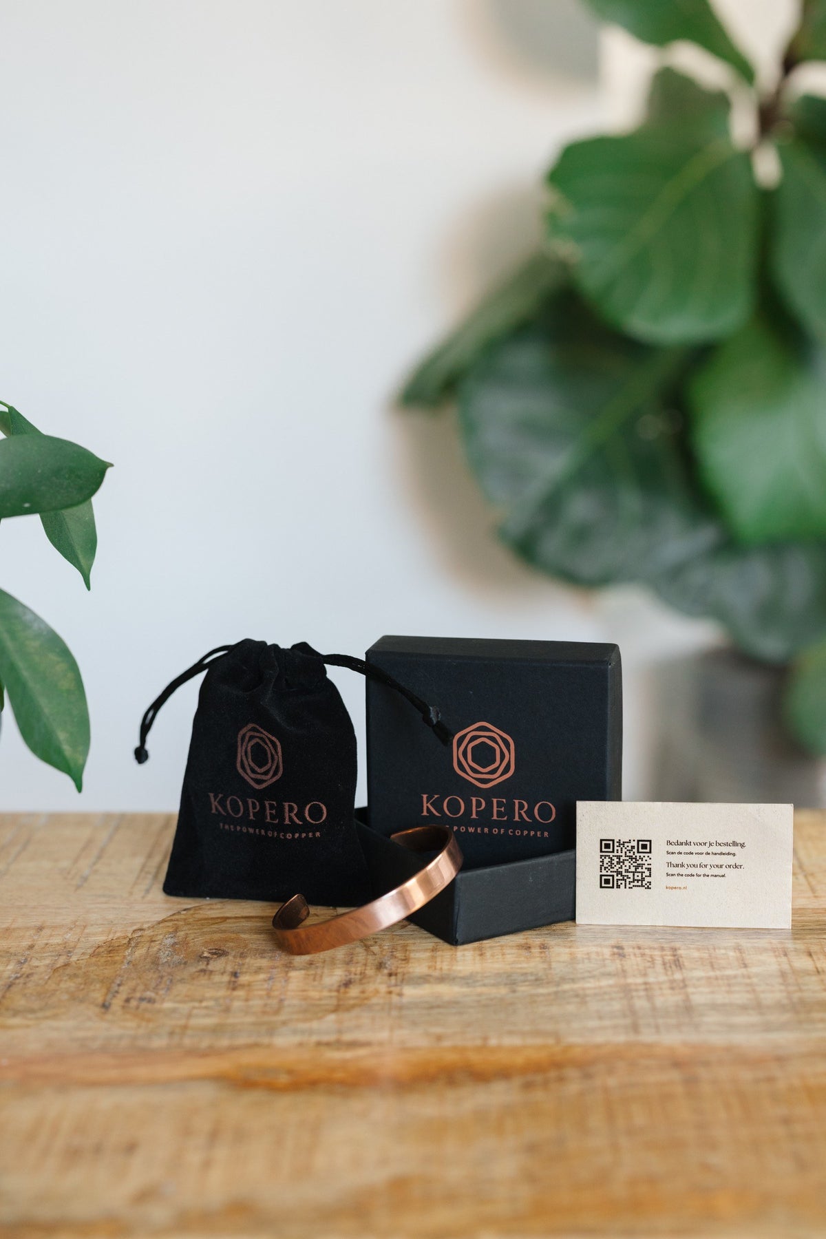 Pulsera de cobre Kopero Liso, con la caja negra, la bolsa de terciopelo y la tarjeta de agradecimiento