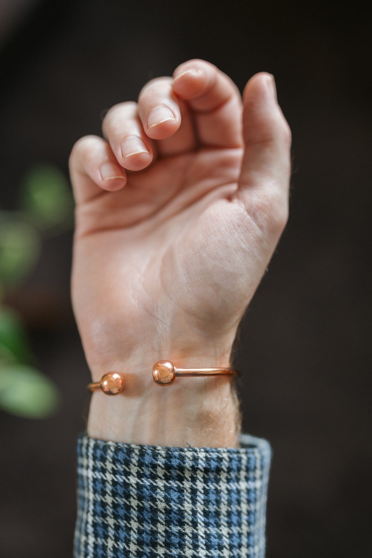 Pulsera de cobre Kopero Redondo, en la muñeca, con las dos bolitas de los extremos visibles