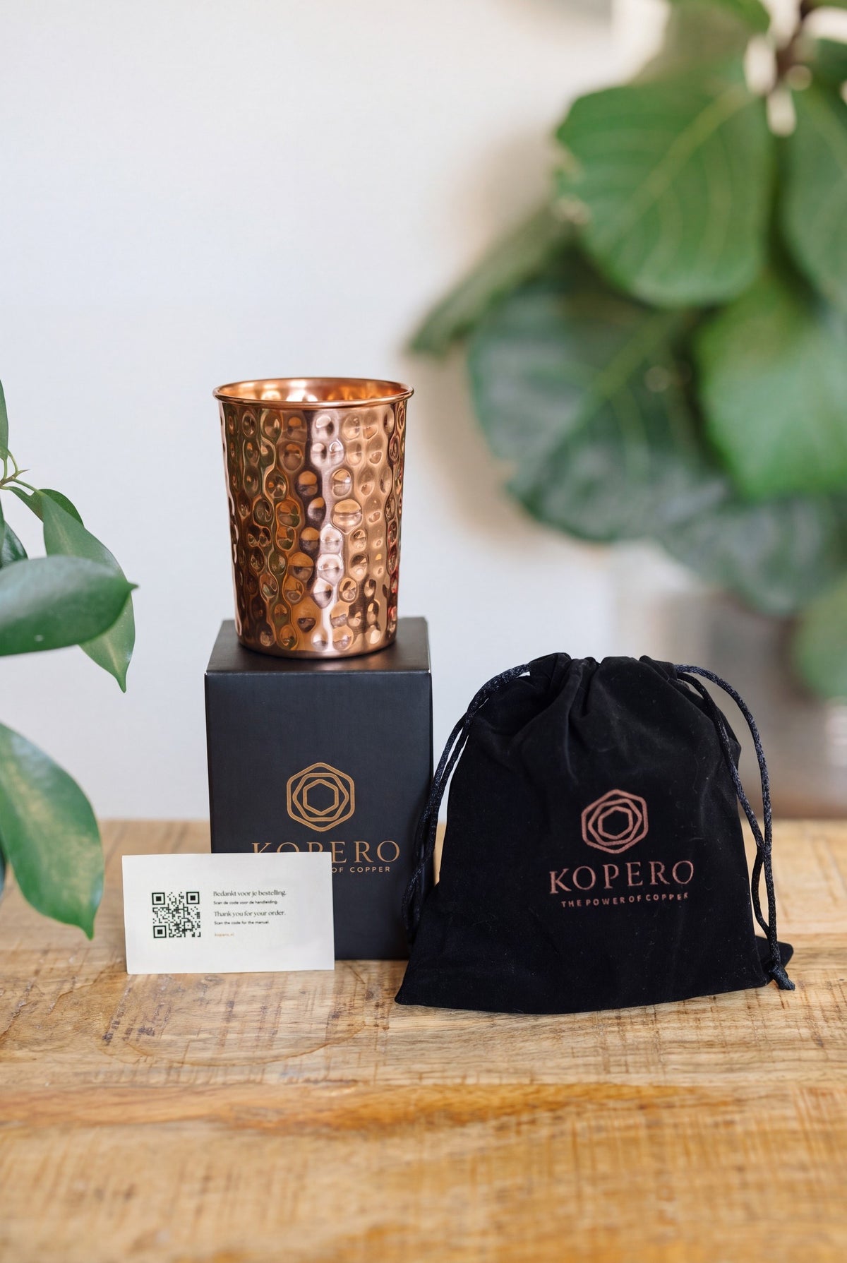 Vaso de cobre Kopero Martillado, con la caja Kopero negra, la bolsa de terciopelo y la tarjeta de agradecimiento