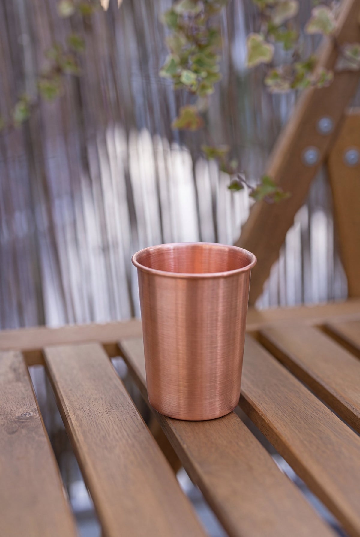 Vaso de Cobre Kopero Liso de 300 ml sobre un banco de jardín de madera