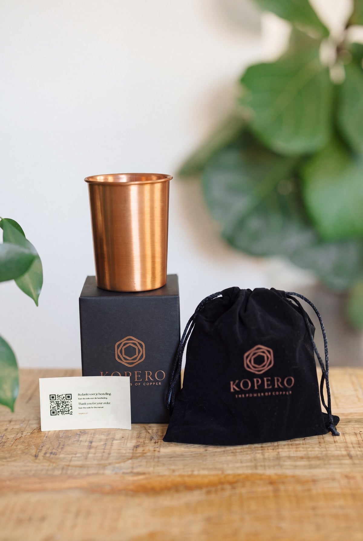 Vaso de cobre Kopero Liso, con la caja Kopero negra, la bolsa de terciopelo y la tarjeta de agradecimiento