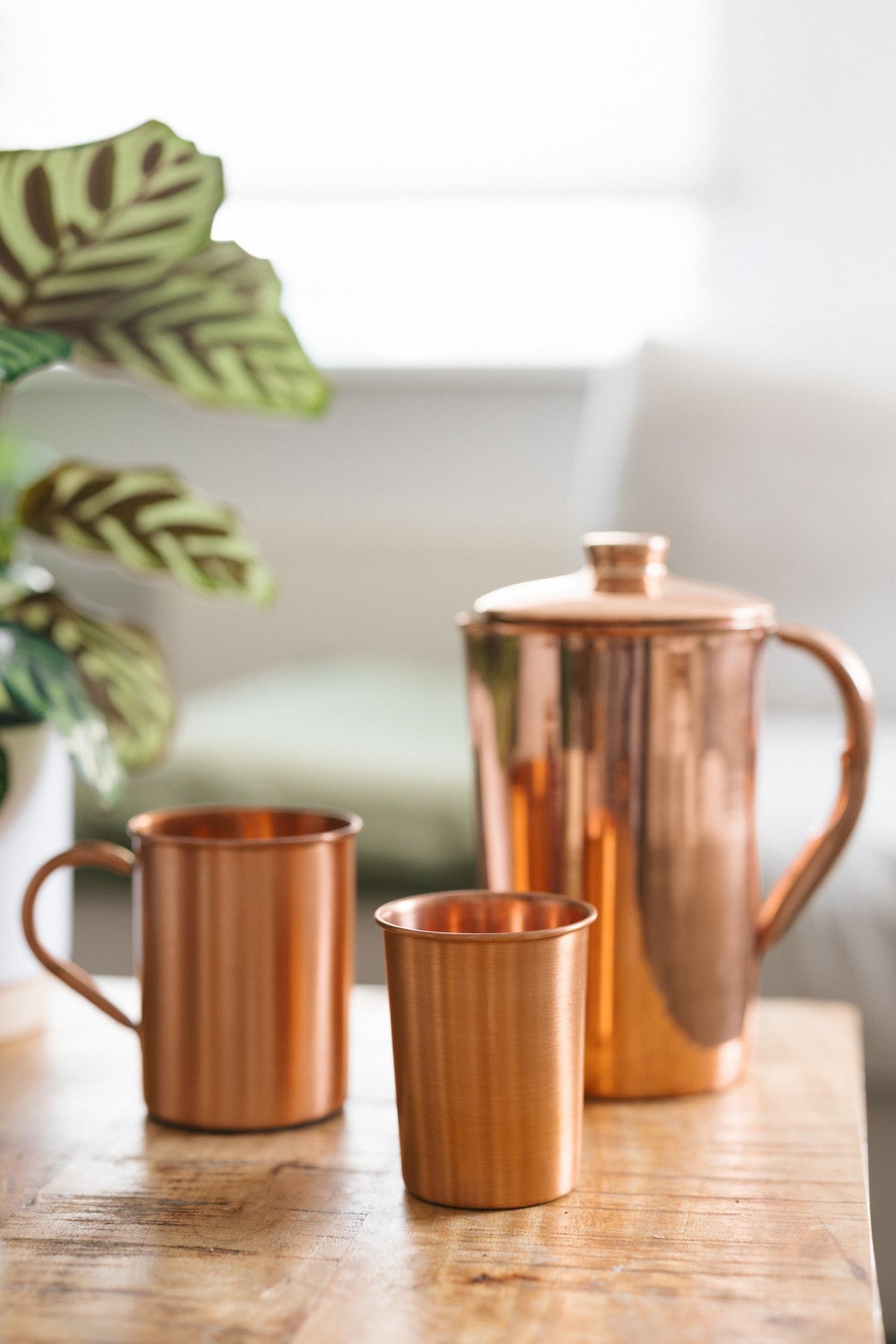 Vaso de cobre Kopero Liso, junto a una taza y una jarra del mismo cobre