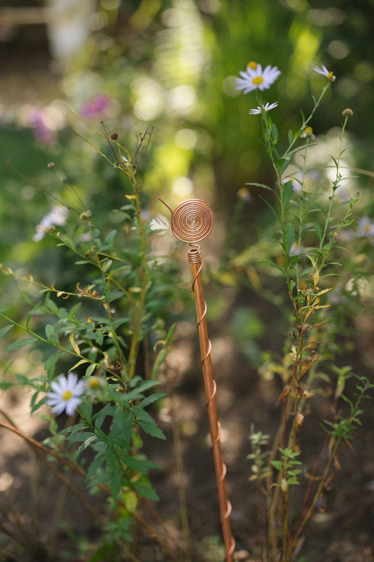 Electrocultivo Kopero 60 cm, una antena entre flores silvestres en el jardín