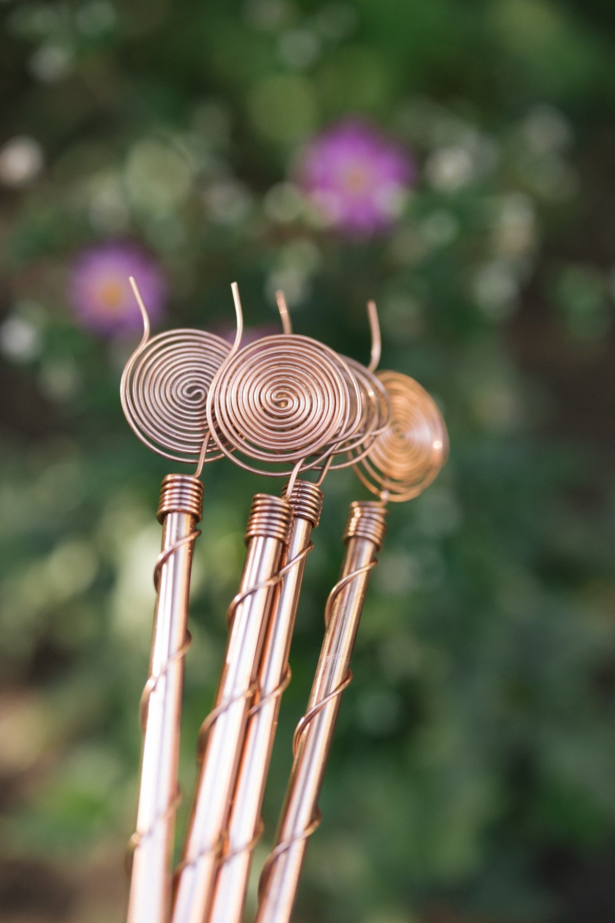 Electrocultivo Kopero 60 cm, primer plano de las espirales de cobre en el jardín