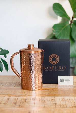 Jarra de cobre Kopero Martillado, con la caja Kopero negra y la tarjeta de agradecimiento