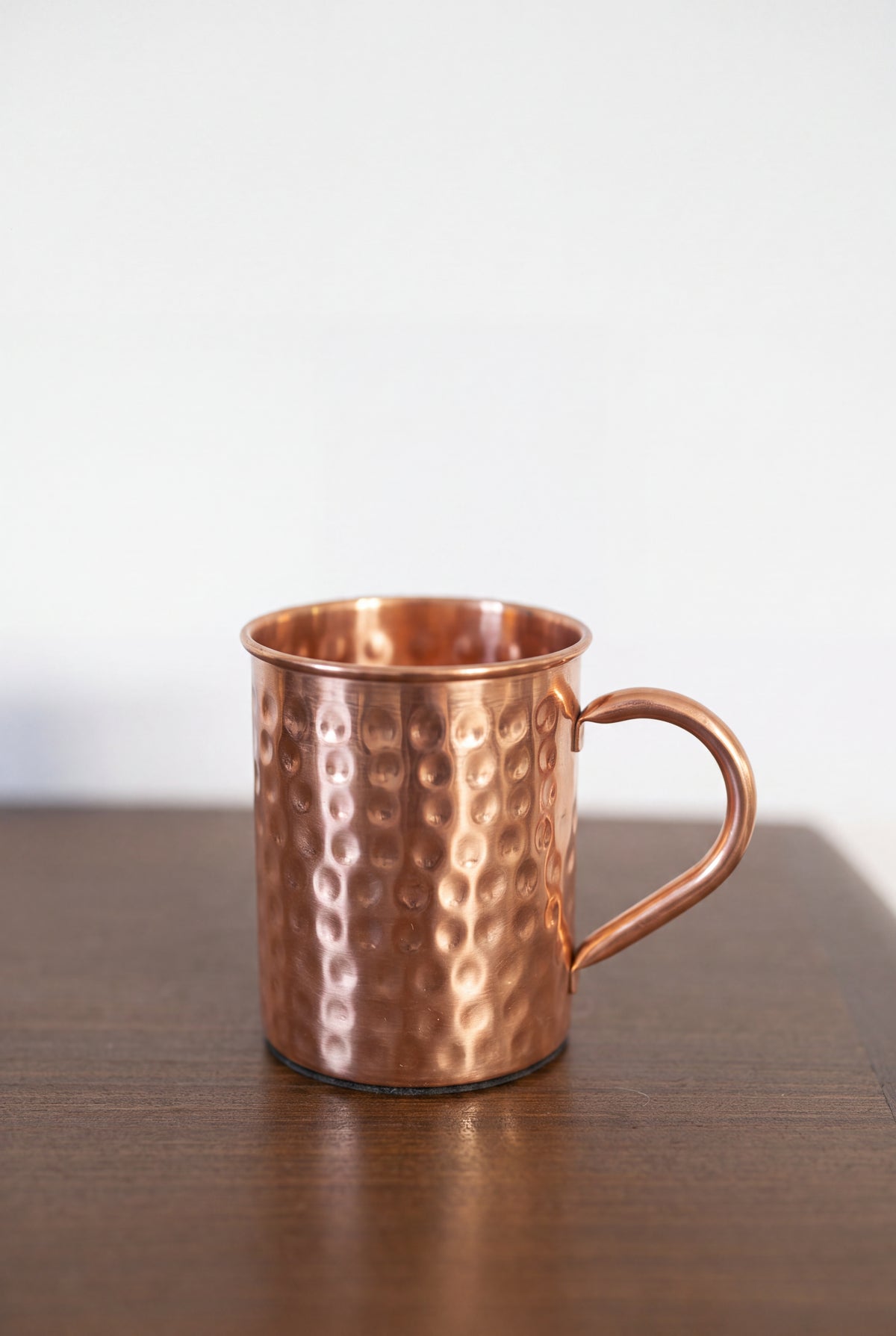 Taza de cobre Kopero Premium Martillada, 400 ml, 100% cobre puro, primer plano sobre mesa de madera