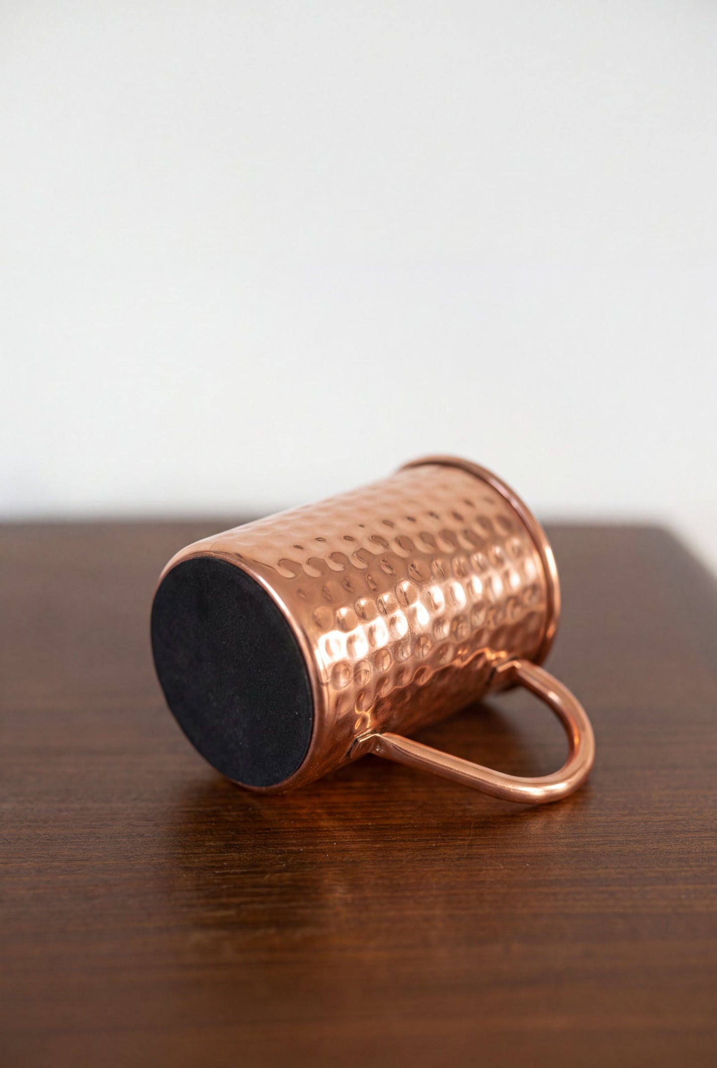 Taza de Cobre Kopero Martillada tumbada, mostrando la base de fieltro
