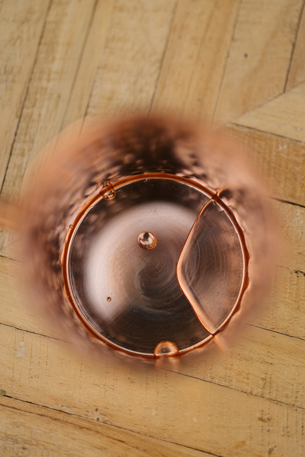 Taza de cobre Kopero Martillado, visto desde arriba: el interior y el fondo de la taza