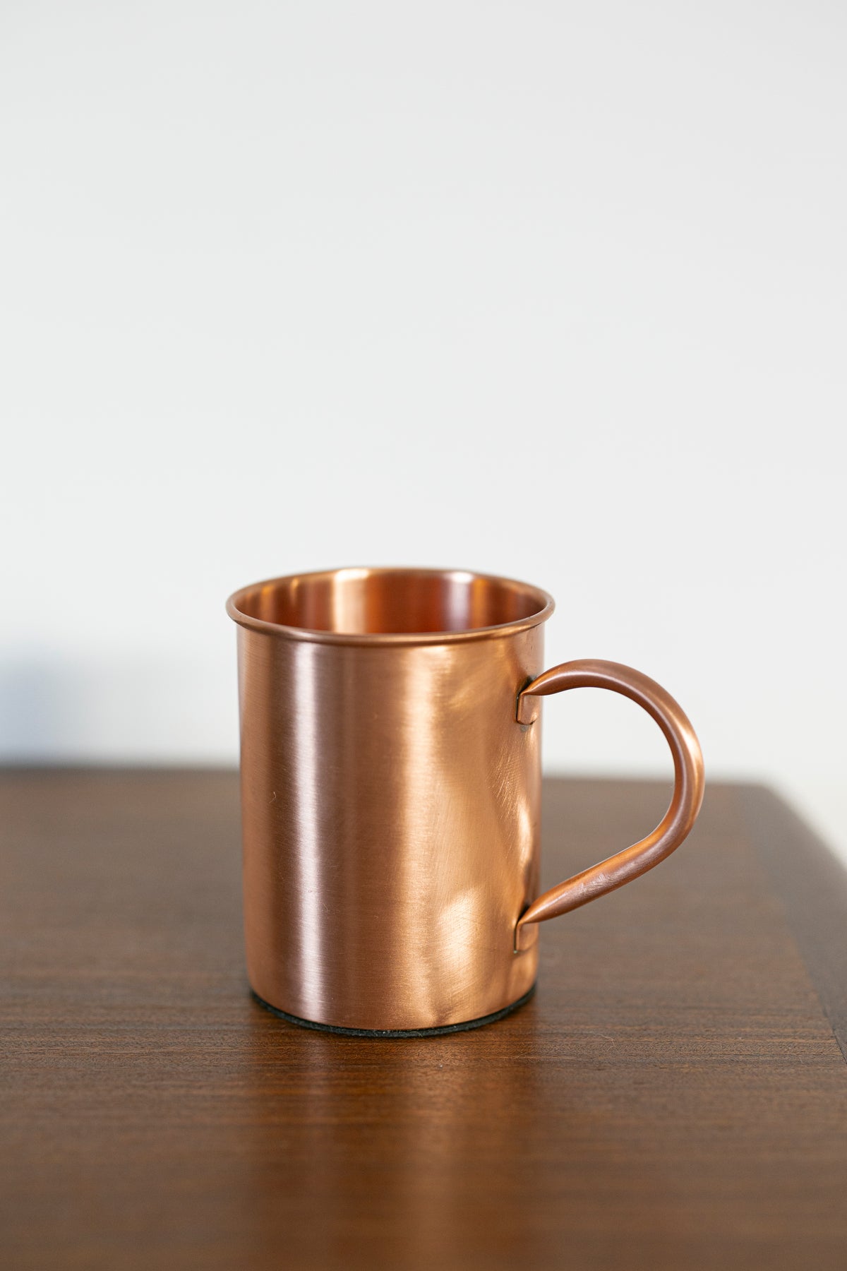 Taza de cobre Kopero Premium Lisa, 400 ml, 100% cobre puro, primer plano sobre mesa de madera