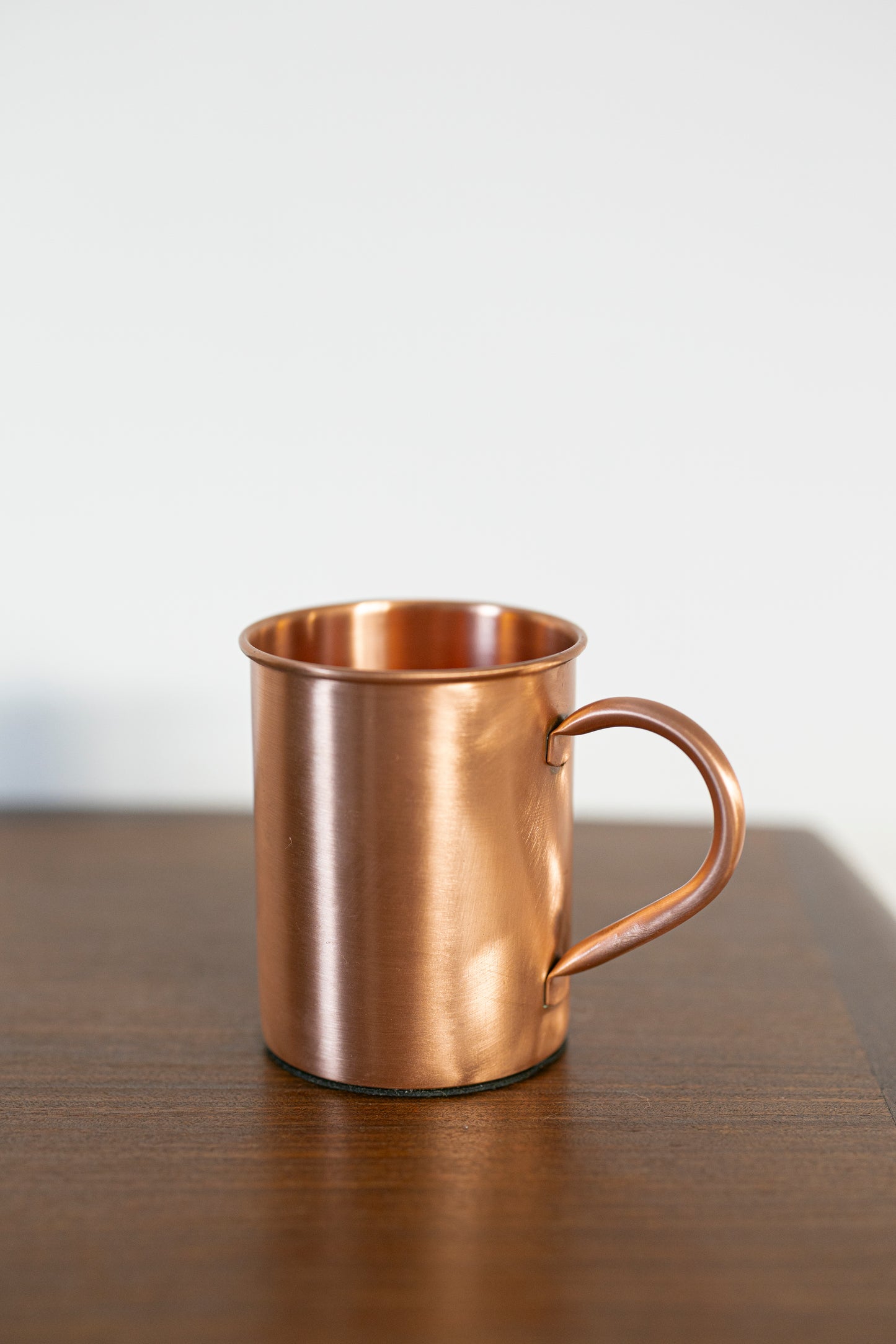 Taza de cobre Kopero Premium Lisa, 400 ml, 100% cobre puro, primer plano sobre mesa de madera