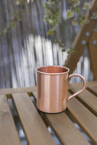 Taza de Cobre Kopero Lisa de 400 ml sobre un banco de jardín de madera
