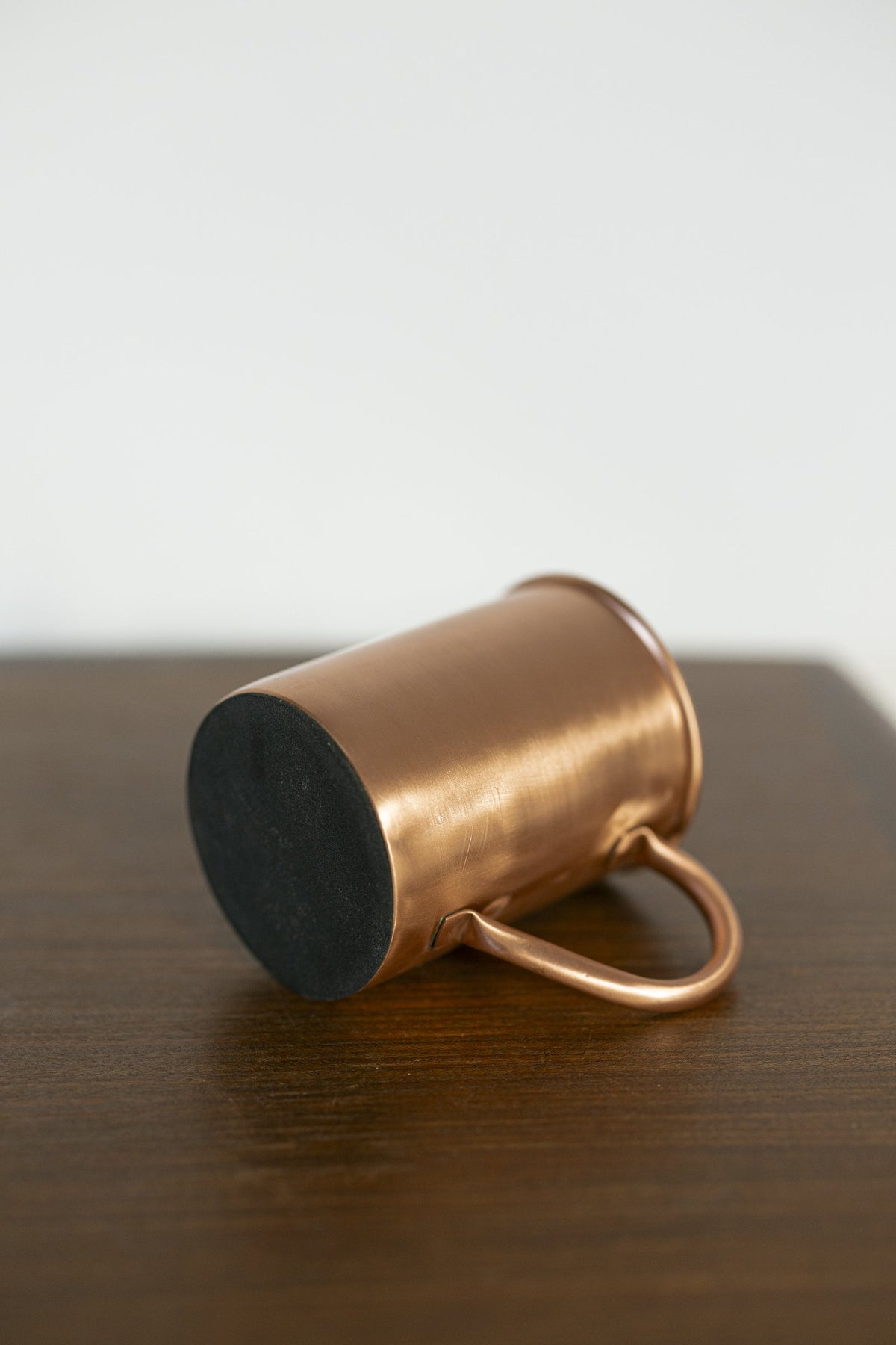 Taza de Cobre Kopero Lisa tumbada, mostrando la base de fieltro