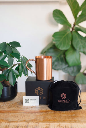 Taza de cobre Kopero Liso, con la caja Kopero negra, la bolsa de terciopelo y la tarjeta de agradecimiento