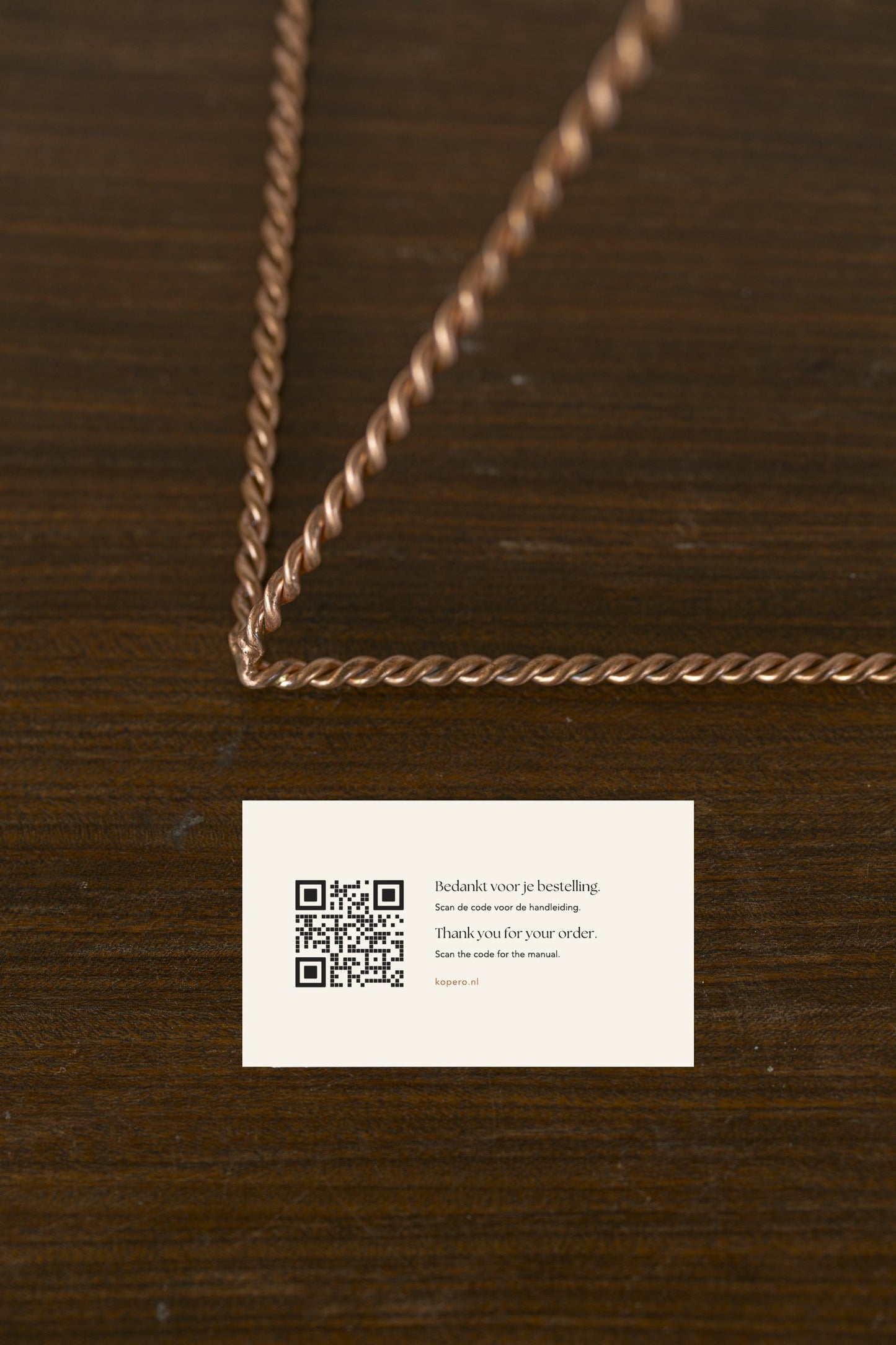 Foto de detalle del alambre de cobre trenzado, Pirámide Energizante Kopero Grande (23,56 cm) con tarjeta de agradecimiento