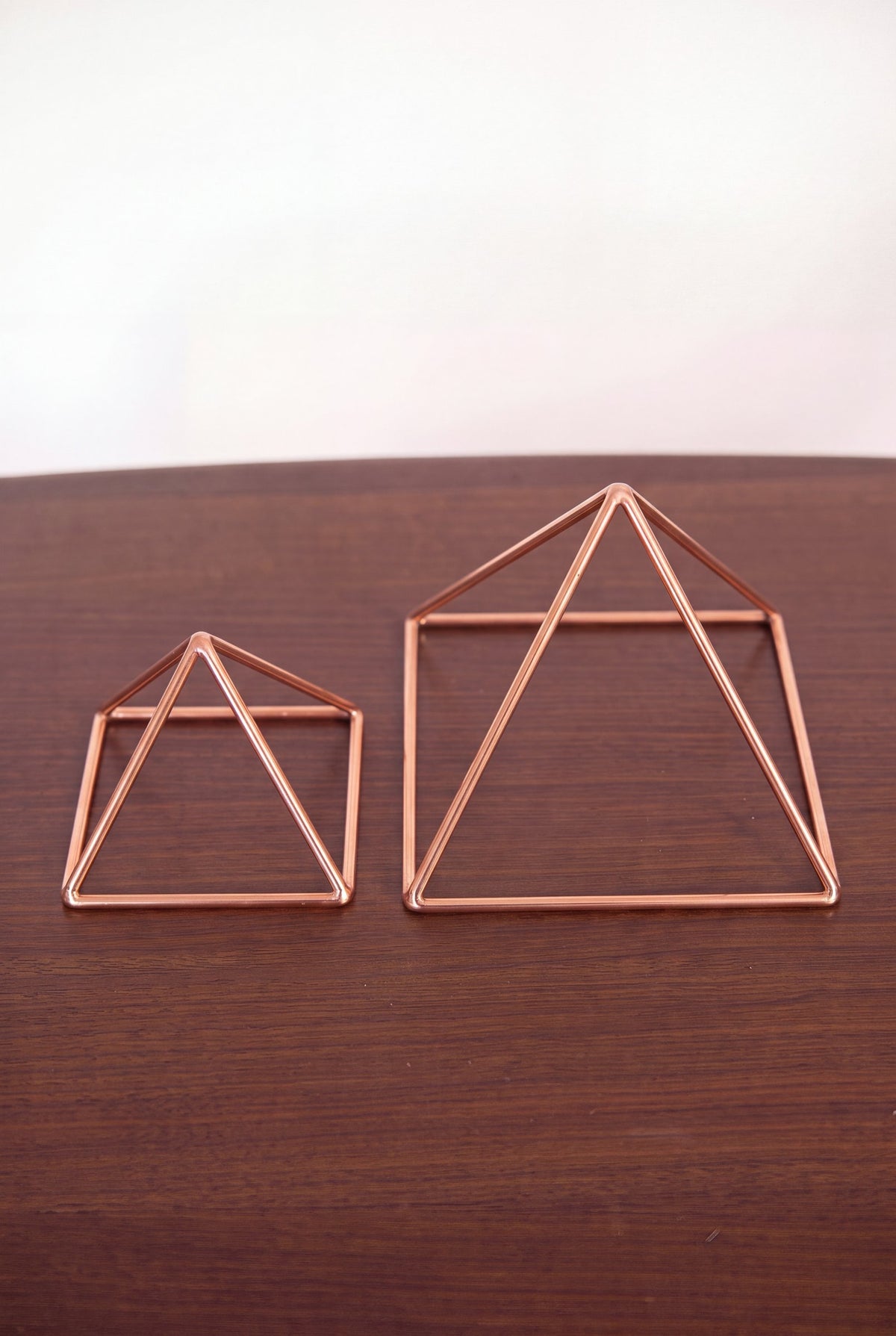 Kopero Koperen Piramide Energizer Glad, beide maten naast elkaar op een houten tafel