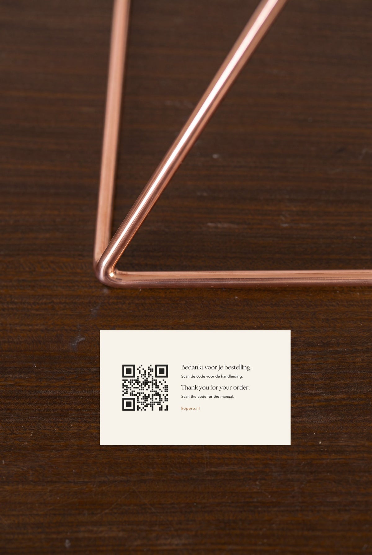 Foto de detalle del tubo de cobre, Pirámide Energizante Kopero Grande (23,56 cm) con tarjeta de agradecimiento