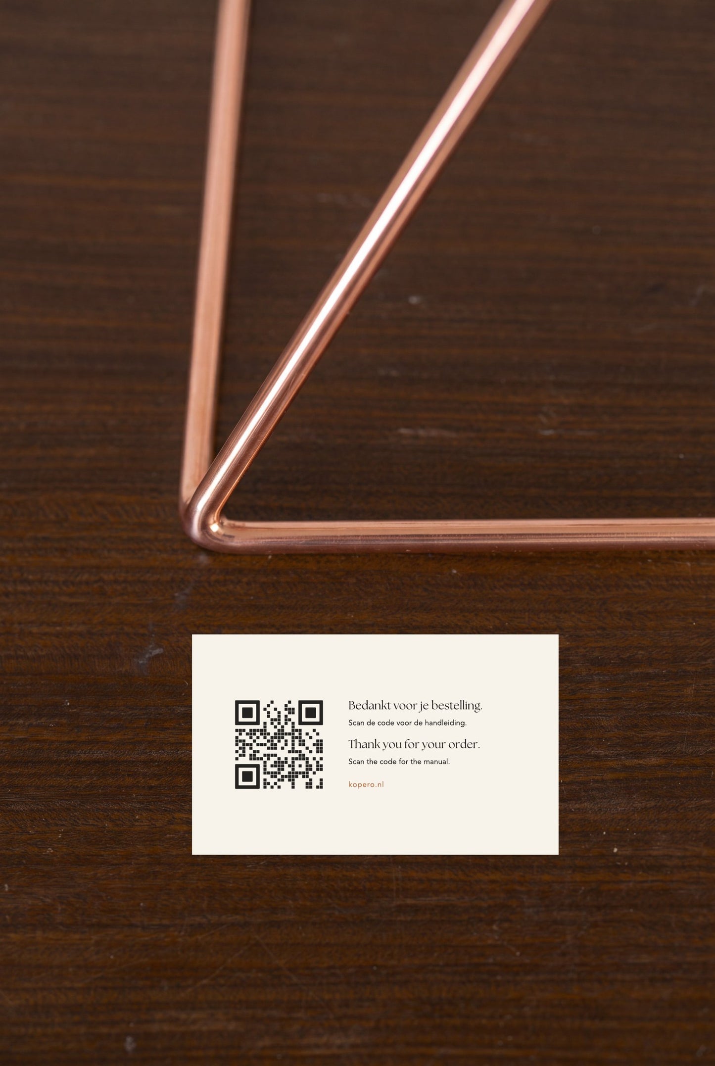 Foto de detalle del tubo de cobre, Pirámide Energizante Kopero Grande (23,56 cm) con tarjeta de agradecimiento