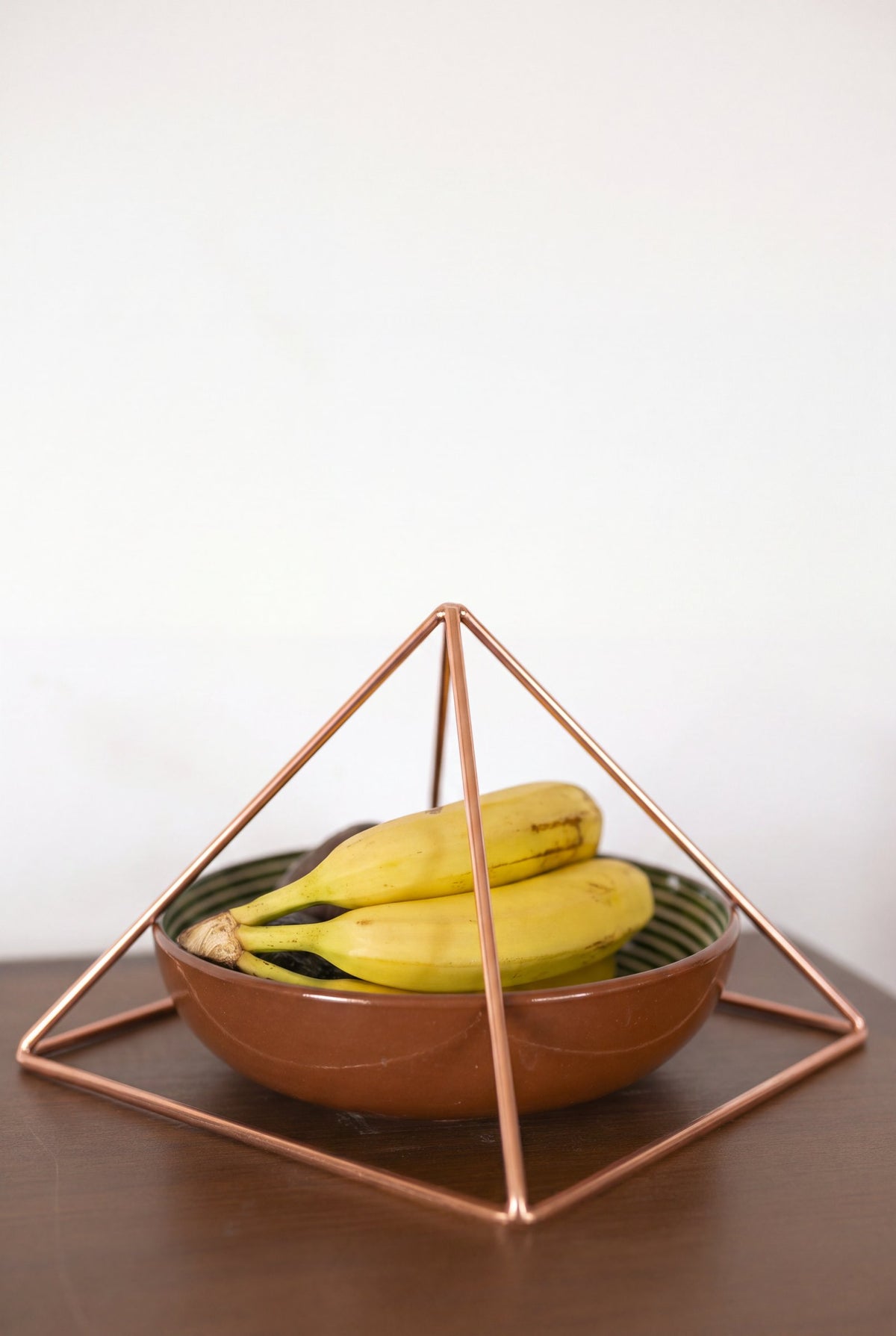 Kopero Koperen Piramide Energizer Glad Groot (23,56 cm) boven een schaal fruit