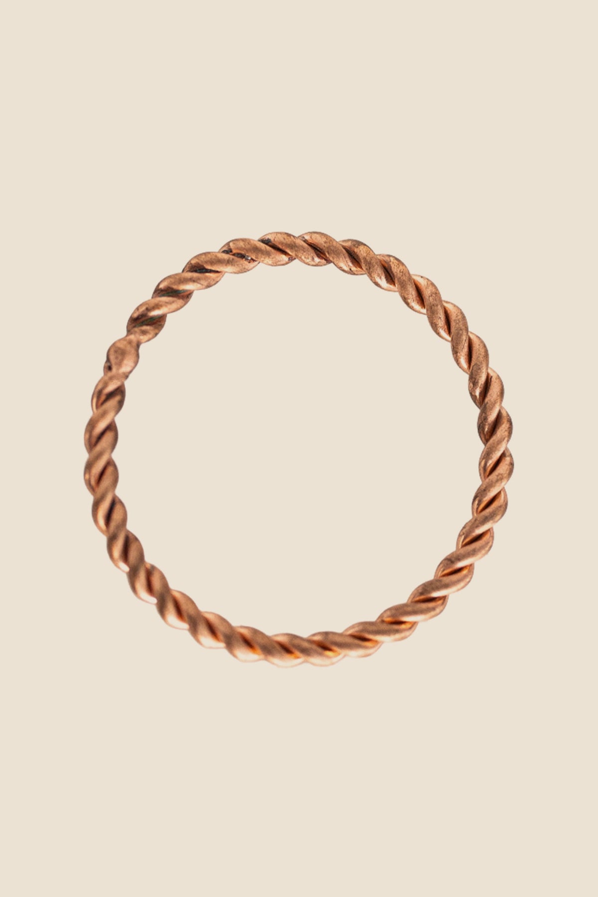 Anillo tensor de cobre Kopero, foto de producto sobre fondo blanco