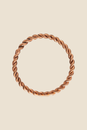 Anillo tensor de cobre Kopero, foto de producto sobre fondo blanco
