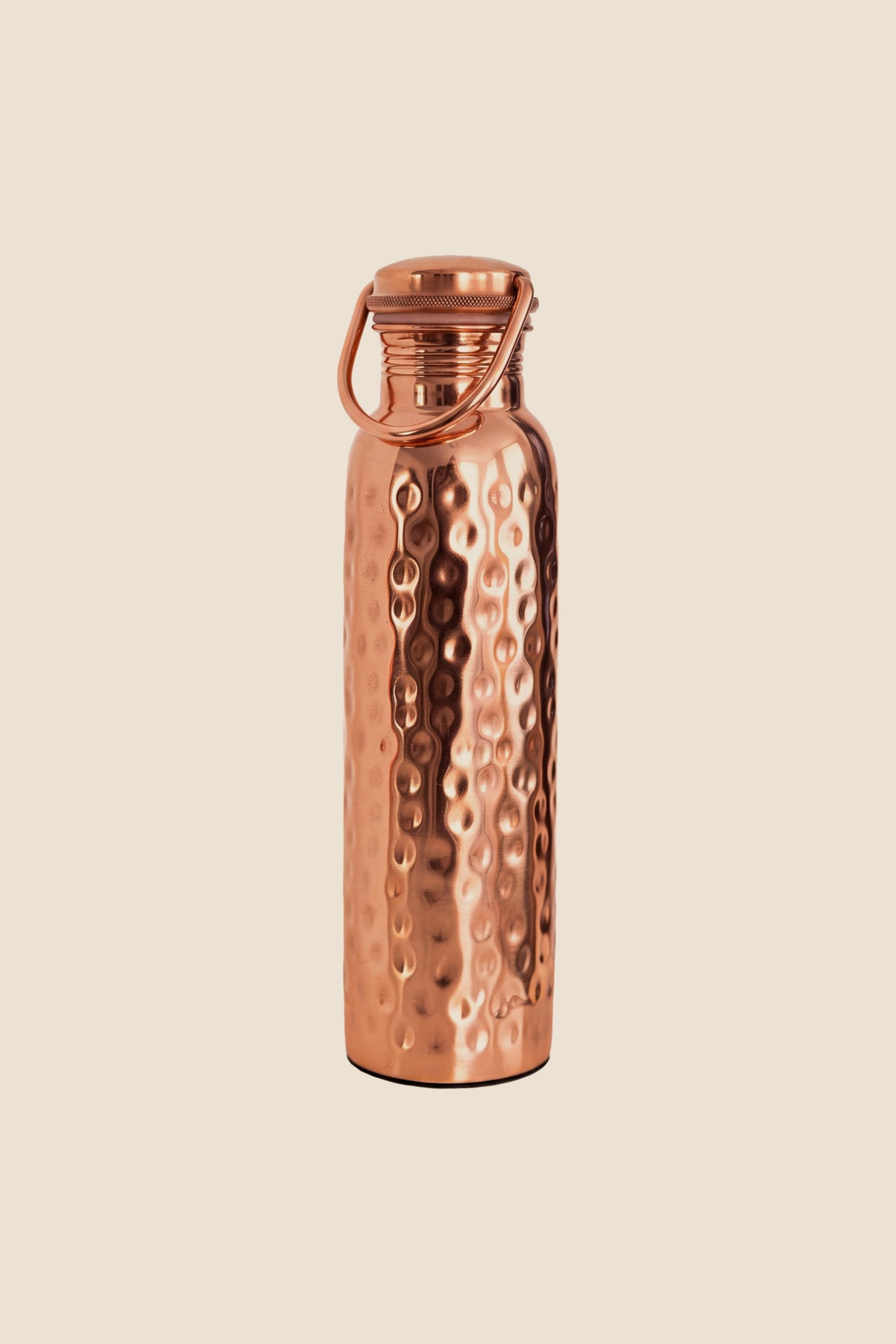 Botella de agua de cobre Kopero Martillado, foto de producto sobre fondo blanco