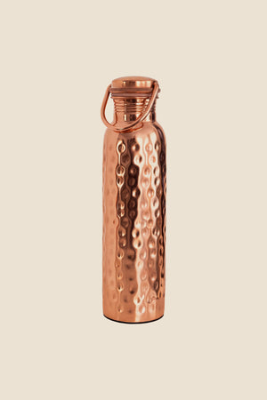 Botella de agua de cobre Kopero Martillado, foto de producto sobre fondo blanco