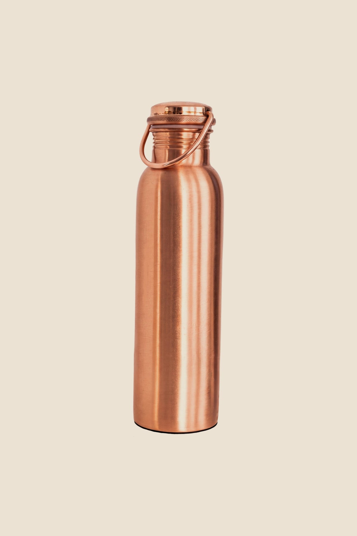 Botella de agua de cobre Kopero Liso, foto de producto sobre fondo blanco