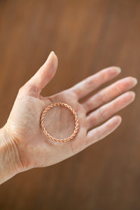 Anillo tensor de cobre Kopero en la mano, como referencia de tamaño de 4 centímetros