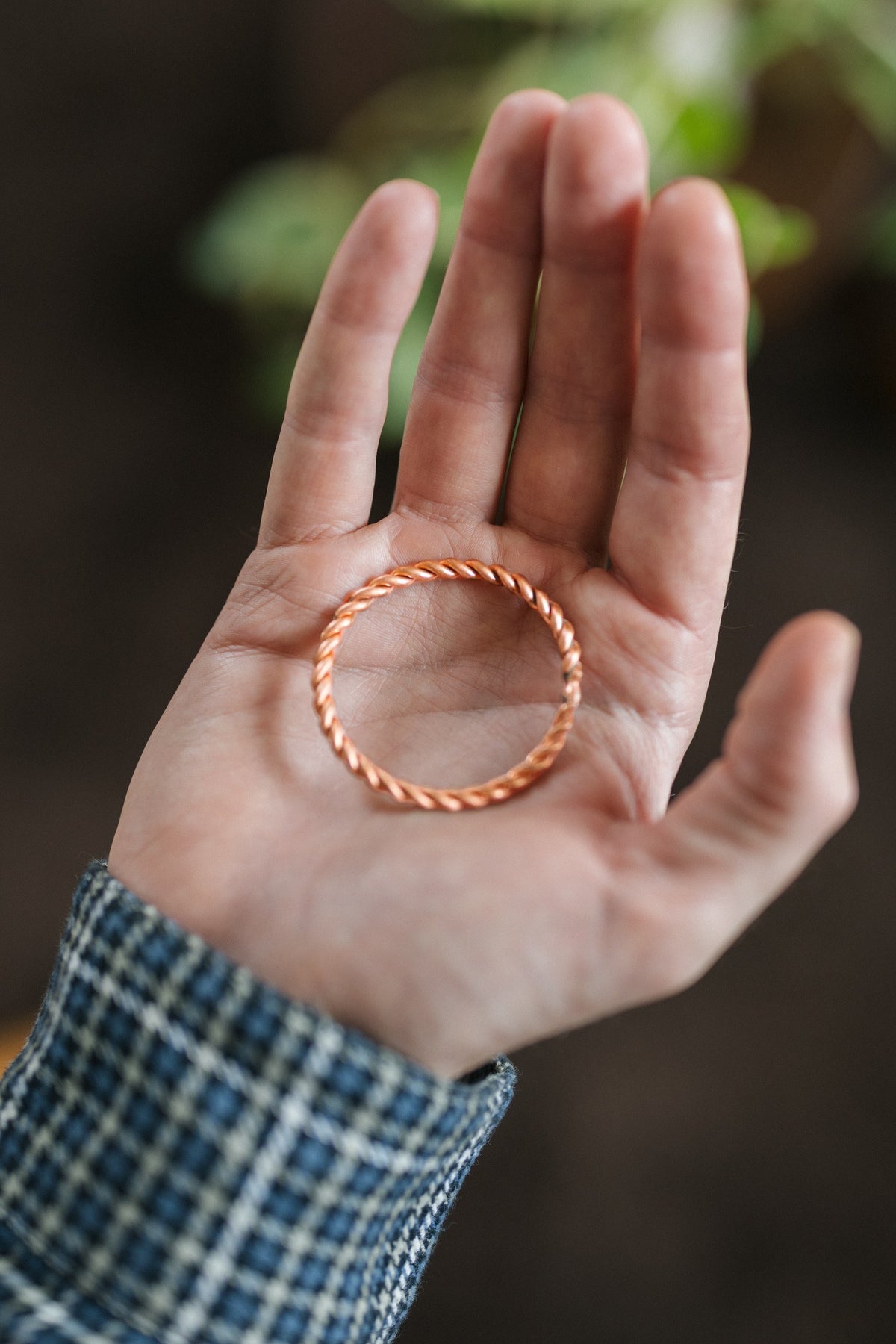 Anillo tensor de cobre Kopero, sobre una palma abierta
