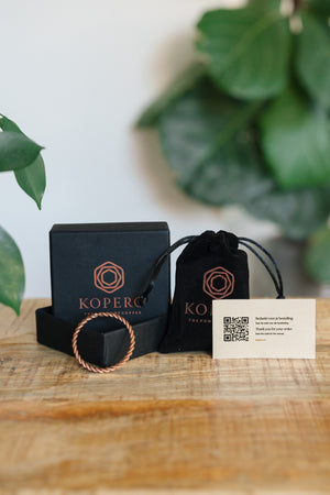 Anillo tensor de cobre Kopero, con la caja Kopero negra, la bolsa de terciopelo y la tarjeta de agradecimiento