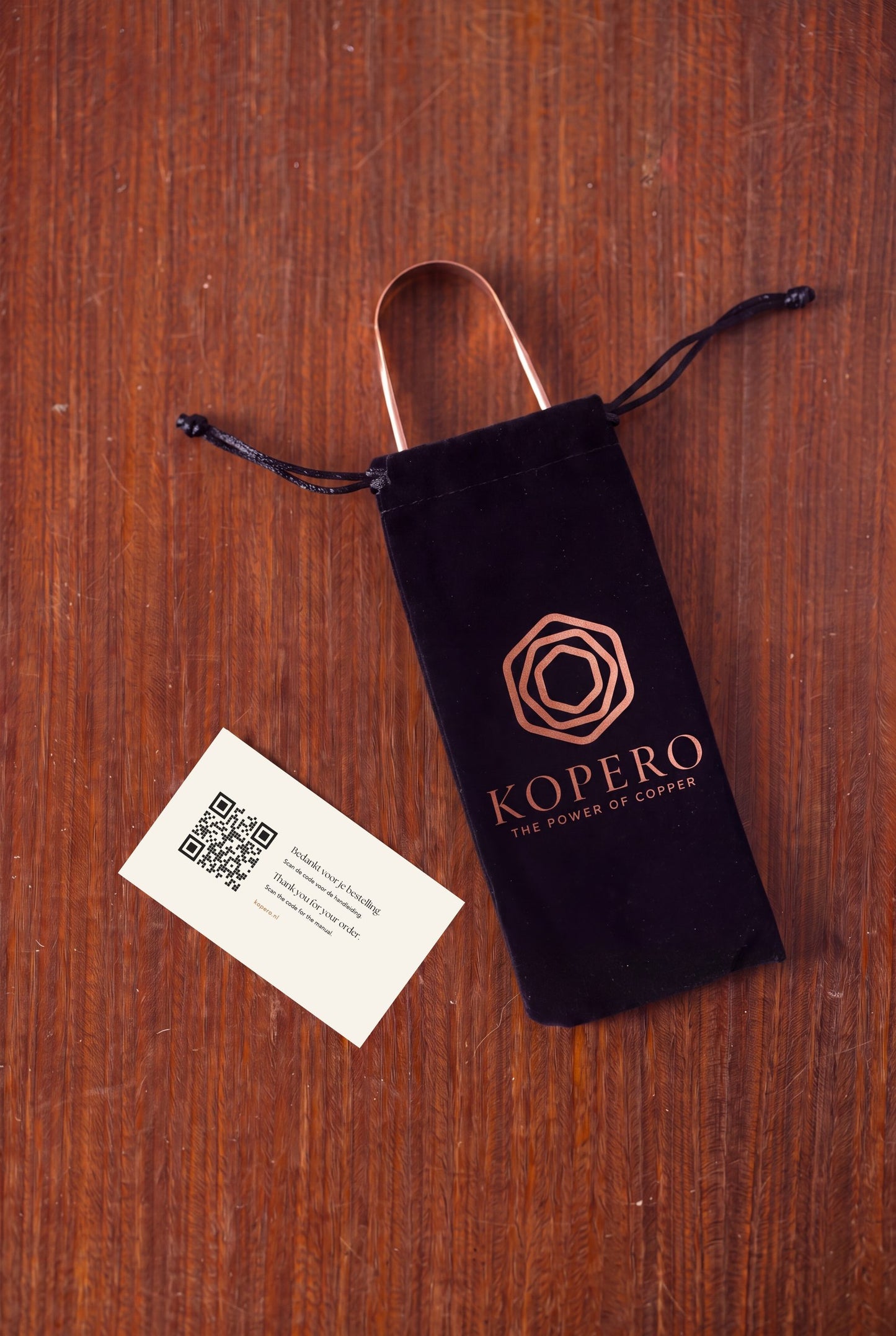 Raspador Lingual de Cobre Kopero en la bolsa de terciopelo con tarjeta y código QR